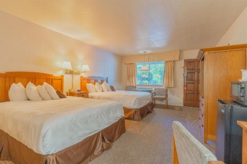 Mariposa Lodge image 1