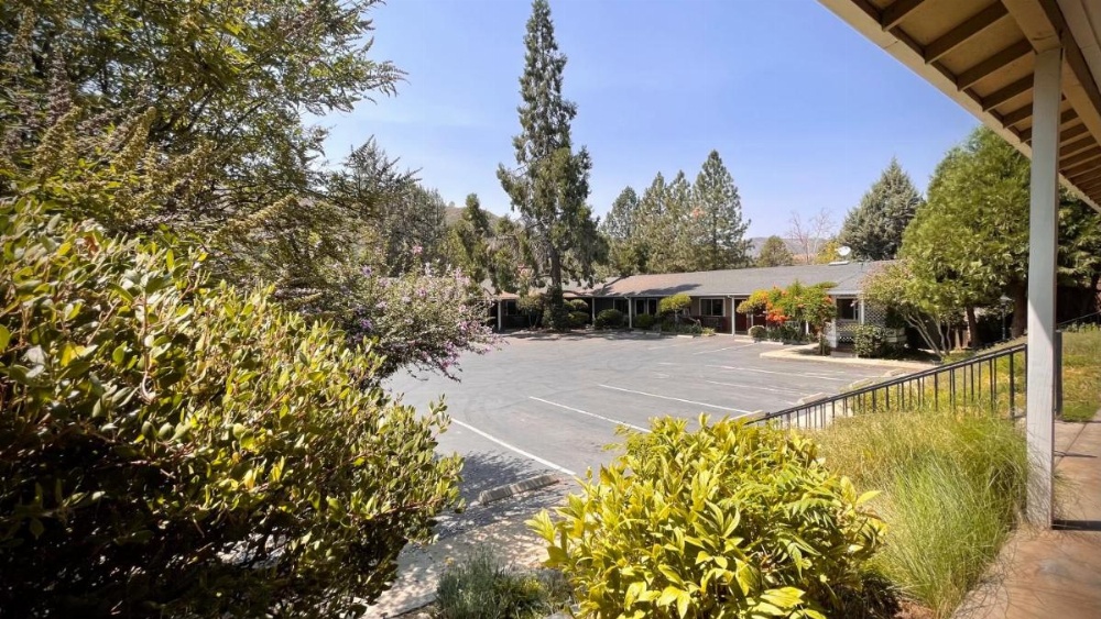 Mariposa Lodge Image 6
