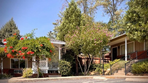 Mariposa Lodge image 8