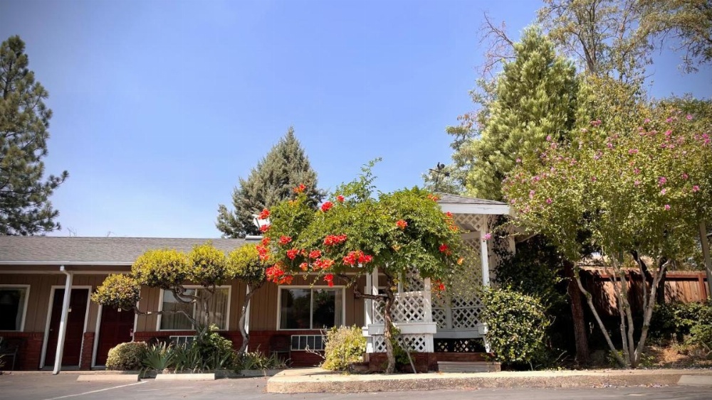 Mariposa Lodge